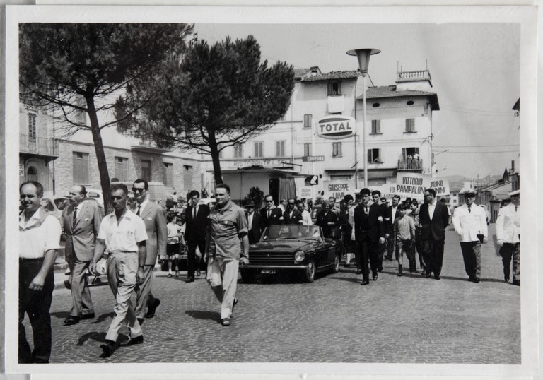 Poggibonsi, 18-19 luglio 1964, XX° anniversario della liberazione e conferimento ad Alcide Cervi della cittadinanza onoraria. Corteo per le vie della città, al centro l'auto che accomagna Alcide Cervi
